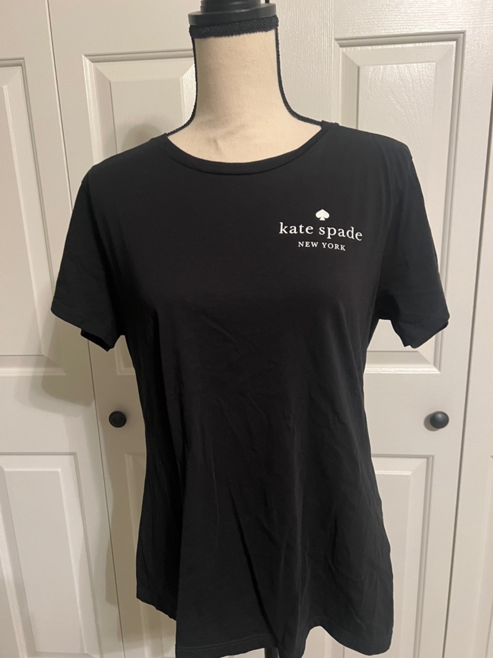 KATE SPADE BLK LOGO TEE, SIZE XL (FITTED)
